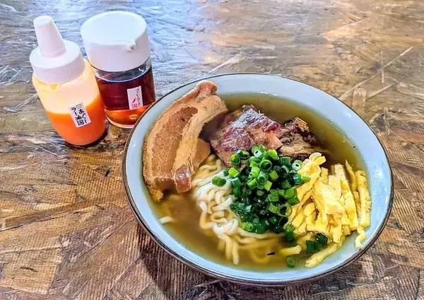 もちもちの自家製麺が人気　澄んだスープ、うまみじんわり　沖縄・北谷町の謝苅そば