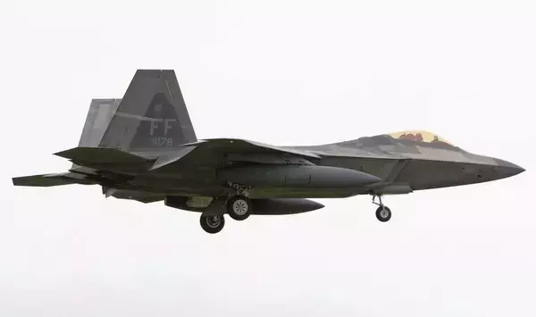 米軍F22が緊急事態宣言　嘉手納基地に着陸