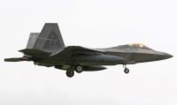 米軍F22が緊急事態宣言　嘉手納基地に着陸