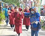 「三線に込める新基地阻止の思い　辺野古ゲート前で歌と踊り市民80人舞う　「諦めない」と決意新た」の画像1