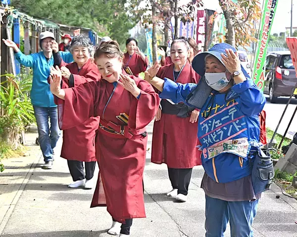 三線に込める新基地阻止の思い　辺野古ゲート前で歌と踊り市民80人舞う　「諦めない」と決意新た