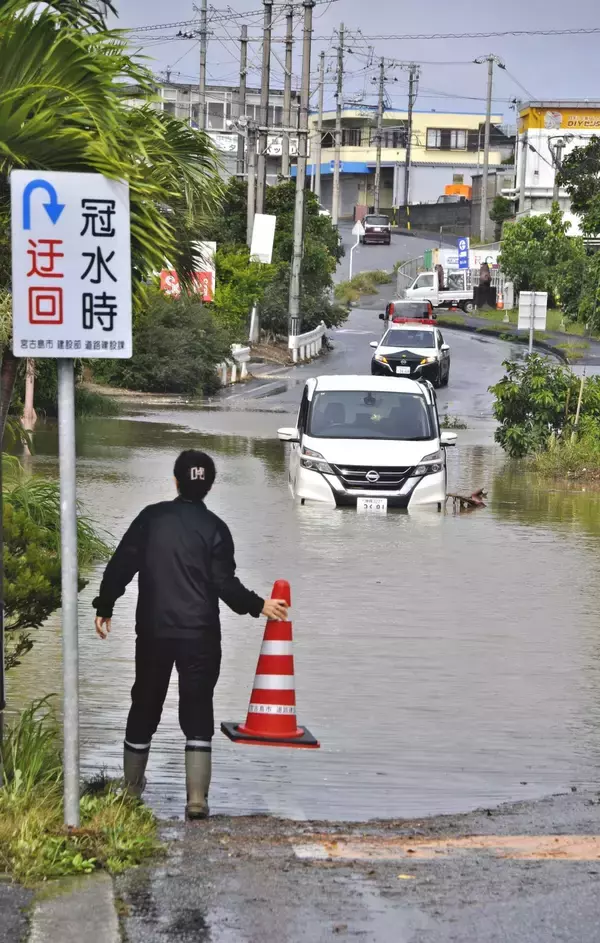 大雨で道路が冠水　観光客の車が立ち往生　沖縄・宮古島市の市道