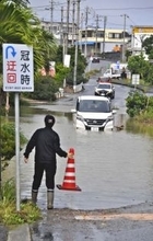 大雨で道路が冠水　観光客の車が立ち往生　沖縄・宮古島市の市道