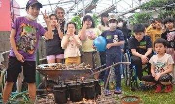 飯ごうで米を炊き　玄米と黒糖を使った「ミキ」も手作り　子ども40人が公民館の広場でキャンプ　沖縄・北中城村