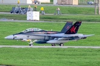 岩国基地からFA18戦闘攻撃機　嘉手納基地に4機飛来