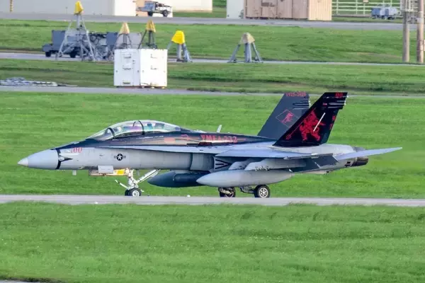 岩国基地からFA18戦闘攻撃機　嘉手納基地に4機飛来