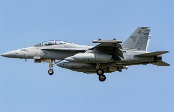米海軍のEA18G電子戦機　嘉手納基地に飛来