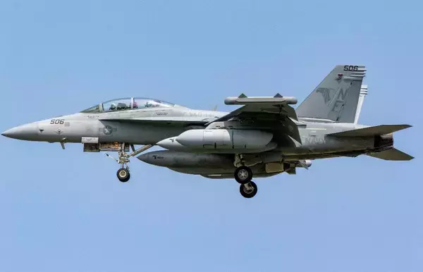 米海軍のEA18G電子戦機　嘉手納基地に飛来