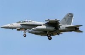 米海軍のEA18G電子戦機　嘉手納基地に飛来