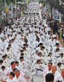「3133人が国際通りで「エイッ」　「空手の日」にちなみ那覇市で一斉演武　平和祈り正拳突きも」の画像1