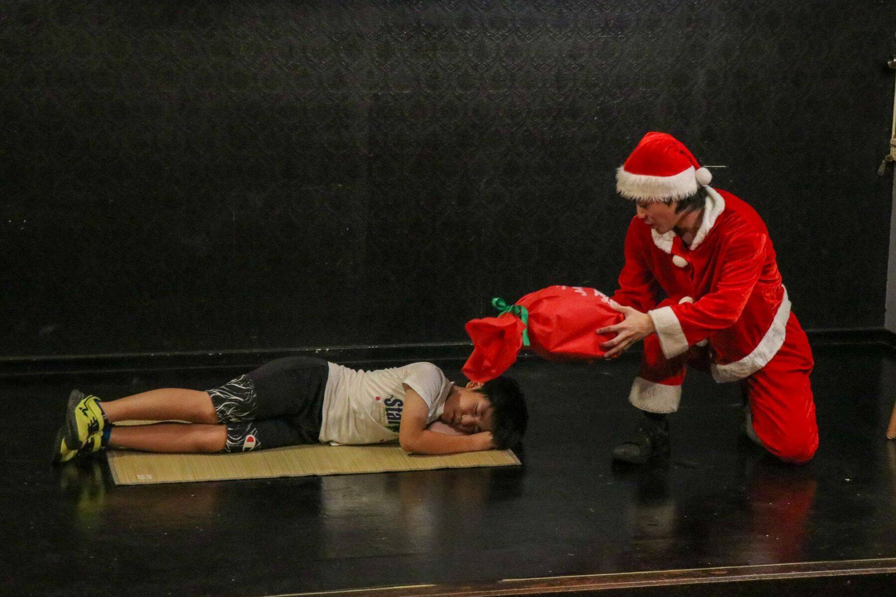 「観劇するだけで、あなたもサンタになれる」チケット代がケーキに　沖縄の劇団が届けるクリスマス