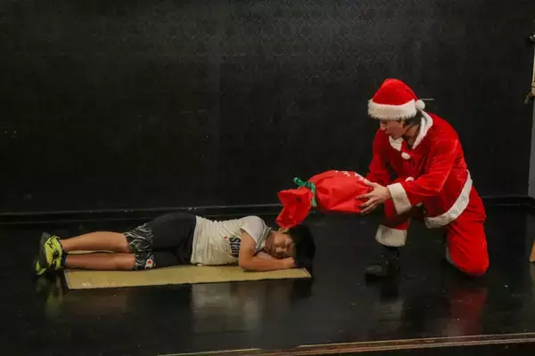 「「観劇するだけで、あなたもサンタになれる」チケット代がケーキに　沖縄の劇団が届けるクリスマス」の画像