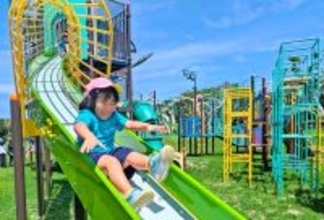 新しい遊具に園児歓声　長い滑り台やロープウエーなど　沖縄・糸満のロンドン杜公園