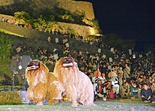 「かっこいい」「すごかった」世界遺産で獅子舞が躍動、観客魅了　沖縄・うるま市で全島フェス