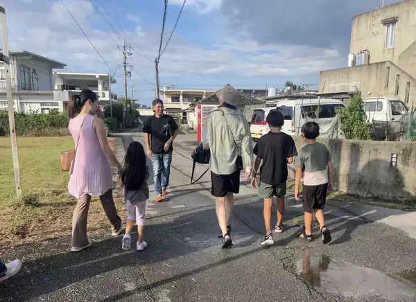 「闘牛に乗ってみる？ 1トン超えの巨体と触れ合う、ディープな沖縄【地元密着・観光体験】」の画像