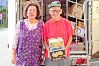 「感謝の気持ちでいっぱい」　商店にお菓子を配達、66年で幕　沖縄・名護市の上間さん夫妻が廃業