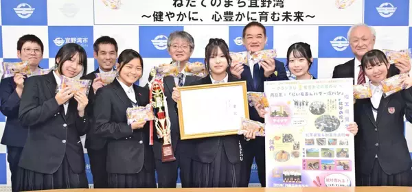 「「もっと食べたい」宜野湾市長も太鼓判　沖縄・中部商業高の生徒、開発した「紅いもあんバター塩パン」の受賞報告」の画像