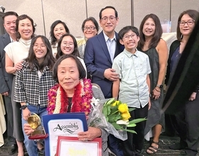 ＠米国　地域社会貢献　山内さん表彰　ウィメン・オブ・ザ・イヤー　恩返しに評価「光栄」　［ワールド通信員ネット］