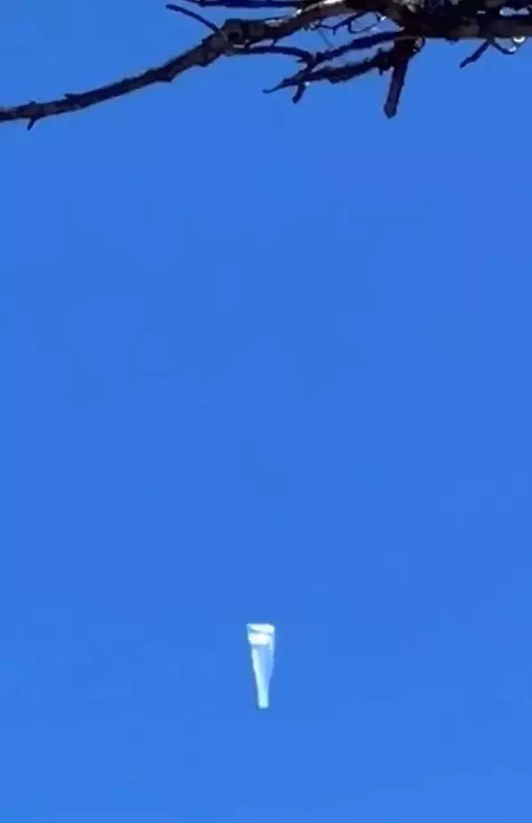 上空に白く細長い物体　沖縄・恩納村でほぼ1週間目撃　「気象観測の気球かな」