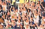 「「一緒に横浜へ」キングスファン、声援で連勝後押し　沖縄アリーナに3000人　BリーグCS準々決勝」の画像1