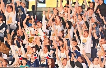 「一緒に横浜へ」キングスファン、声援で連勝後押し　沖縄アリーナに3000人　BリーグCS準々決勝