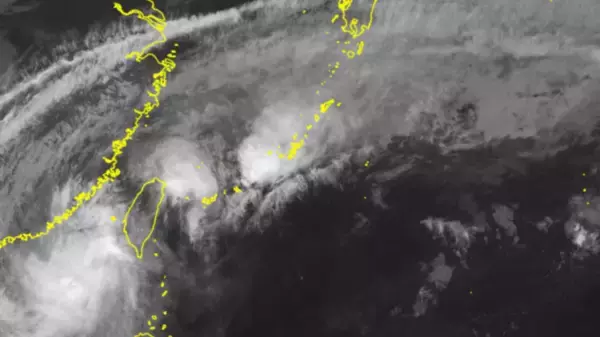 「台風26号　13日に八重山で暴風恐れ　14日にかけ警報級の大雨、土砂災害の危険性も（11日午後3時現在）」の画像