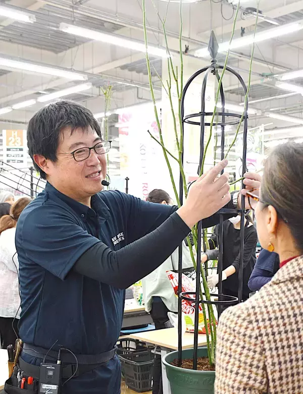 「花が増えるのが楽しみ！」バラのお手入れ、講師が伝授　メイクマン浦添店でガーデニングセミナー　きょう11月16日まで