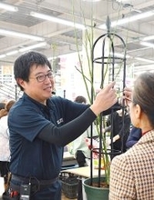 「花が増えるのが楽しみ！」バラのお手入れ、講師が伝授　メイクマン浦添店でガーデニングセミナー　きょう11月16日まで