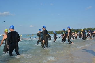 沖縄・いぜなトライアスロン号砲　海に向け一斉に飛び込む　スイム・バイク・ラン計88キロで健脚競う