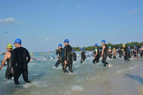 沖縄・いぜなトライアスロン号砲　海に向け一斉に飛び込む　スイム・バイク・ラン計88キロで健脚競う