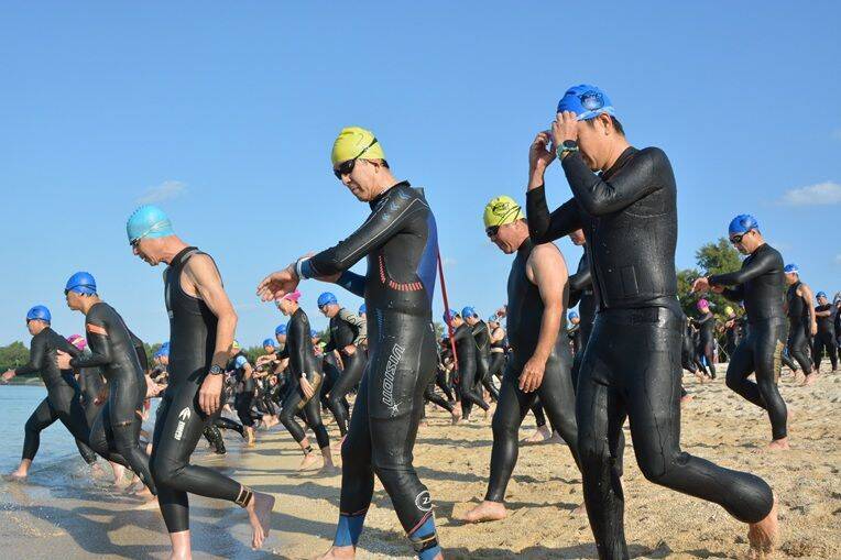 沖縄・いぜなトライアスロン号砲　海に向け一斉に飛び込む　スイム・バイク・ラン計88キロで健脚競う