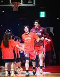 「【写真10枚】渡邊雄太がドライブ　相手のドリブルを阻む渡邉飛勇　バスケ日本代表、桶谷新監督の初戦を振り返る」の画像3