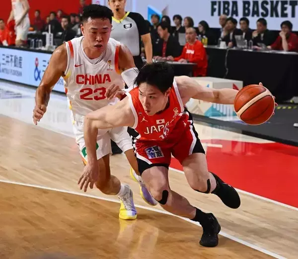 「【写真10枚】渡邊雄太がドライブ　相手のドリブルを阻む渡邉飛勇　バスケ日本代表、桶谷新監督の初戦を振り返る」の画像