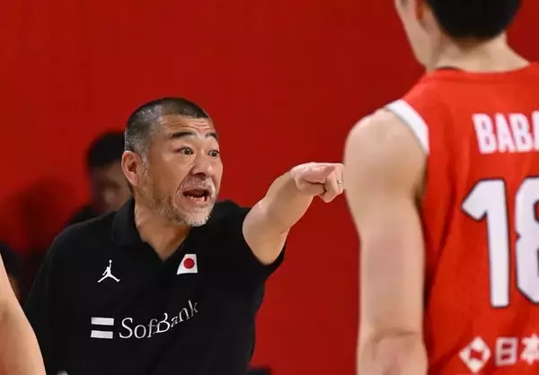 「【写真10枚】渡邊雄太がドライブ　相手のドリブルを阻む渡邉飛勇　バスケ日本代表、桶谷新監督の初戦を振り返る」の画像