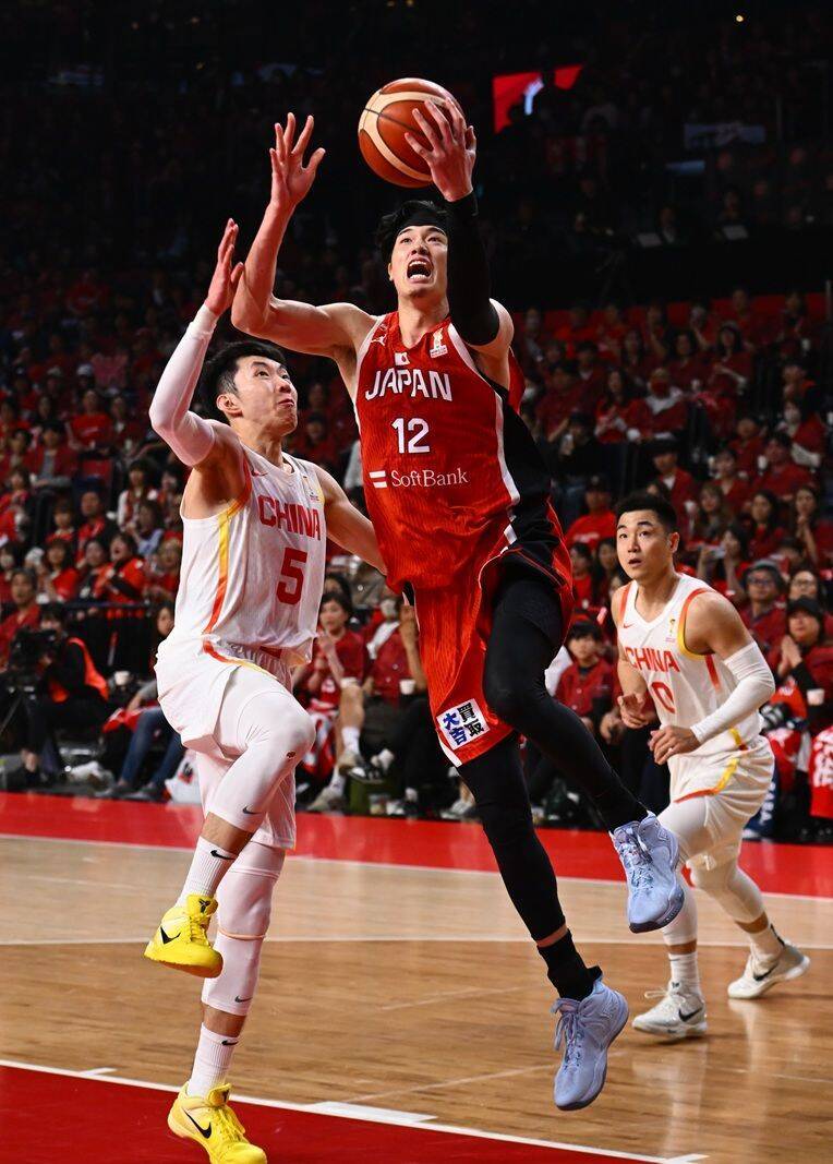 【写真10枚】渡邊雄太がドライブ　相手のドリブルを阻む渡邉飛勇　バスケ日本代表、桶谷新監督の初戦を振り返る