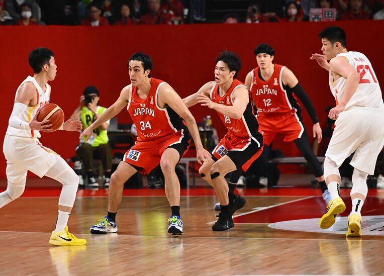 【写真10枚】渡邊雄太がドライブ　相手のドリブルを阻む渡邉飛勇　バスケ日本代表、桶谷新監督の初戦を振り返る