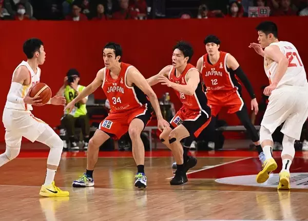 「【写真10枚】渡邊雄太がドライブ　相手のドリブルを阻む渡邉飛勇　バスケ日本代表、桶谷新監督の初戦を振り返る」の画像