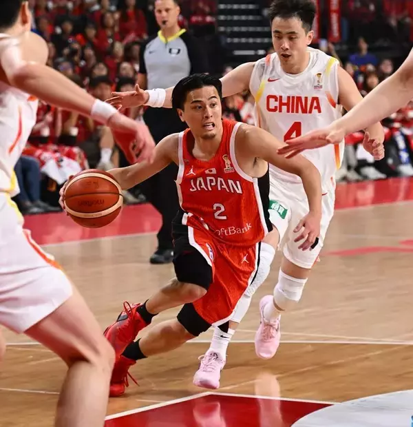 「【写真10枚】渡邊雄太がドライブ　相手のドリブルを阻む渡邉飛勇　バスケ日本代表、桶谷新監督の初戦を振り返る」の画像