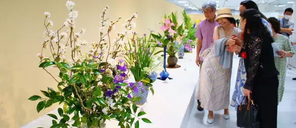 季節の花々　色鮮やかに100点　いけなばインターナショナル沖縄支部　きょう4月14日までチャリティー花展　那覇市・リウボウで