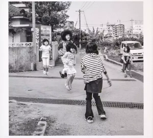 ノスタルジー喚起する那覇の風景　1990年代写したモノクロ写真　古堅希亜展　12月28日まで浦添市・平敷兼七ギャラリー