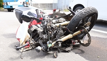 右折しようとした車とバイクが衝突　バイクの男性が意識不明　沖縄・那覇市