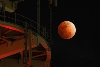 雲の隙間に“赤く染まる月”　沖縄でも皆既月食、次回は3年後の元日