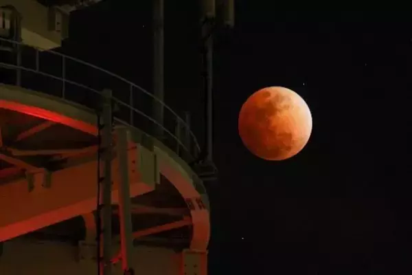 雲の隙間に“赤く染まる月”　沖縄でも皆既月食、次回は3年後の元日