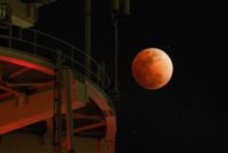 雲の隙間に“赤く染まる月”　沖縄でも皆既月食、次回は3年後の元日