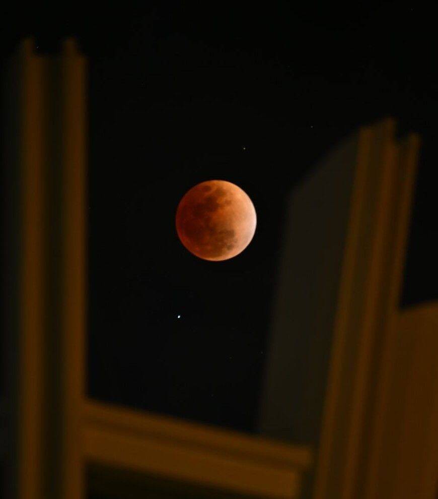 雲の隙間に“赤く染まる月”　沖縄でも皆既月食、次回は3年後の元日
