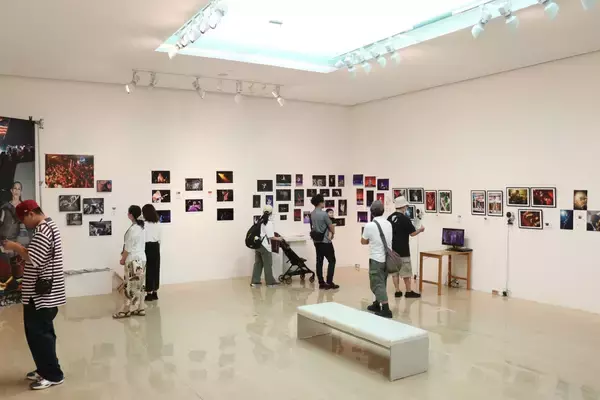 「音が聞こえる・熱が伝わる　800人超来場、大盛況だった沖縄のライブ写真家8人展　次回開催も意欲」の画像