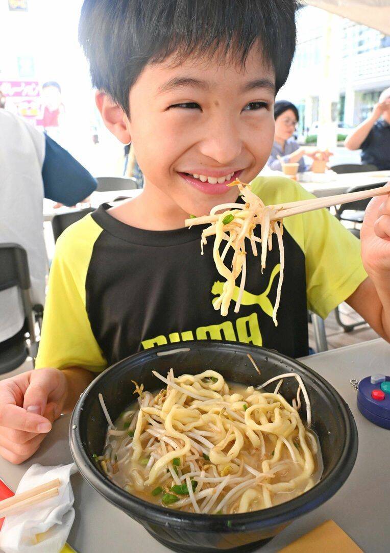 【写真特集】島味噌もやしそば・車エビの素揚げ・久米島紬　島の恵みが一堂に　那覇市で沖縄・久米島フェア