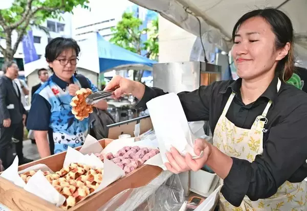 「【写真特集】島味噌もやしそば・車エビの素揚げ・久米島紬　島の恵みが一堂に　那覇市で沖縄・久米島フェア」の画像