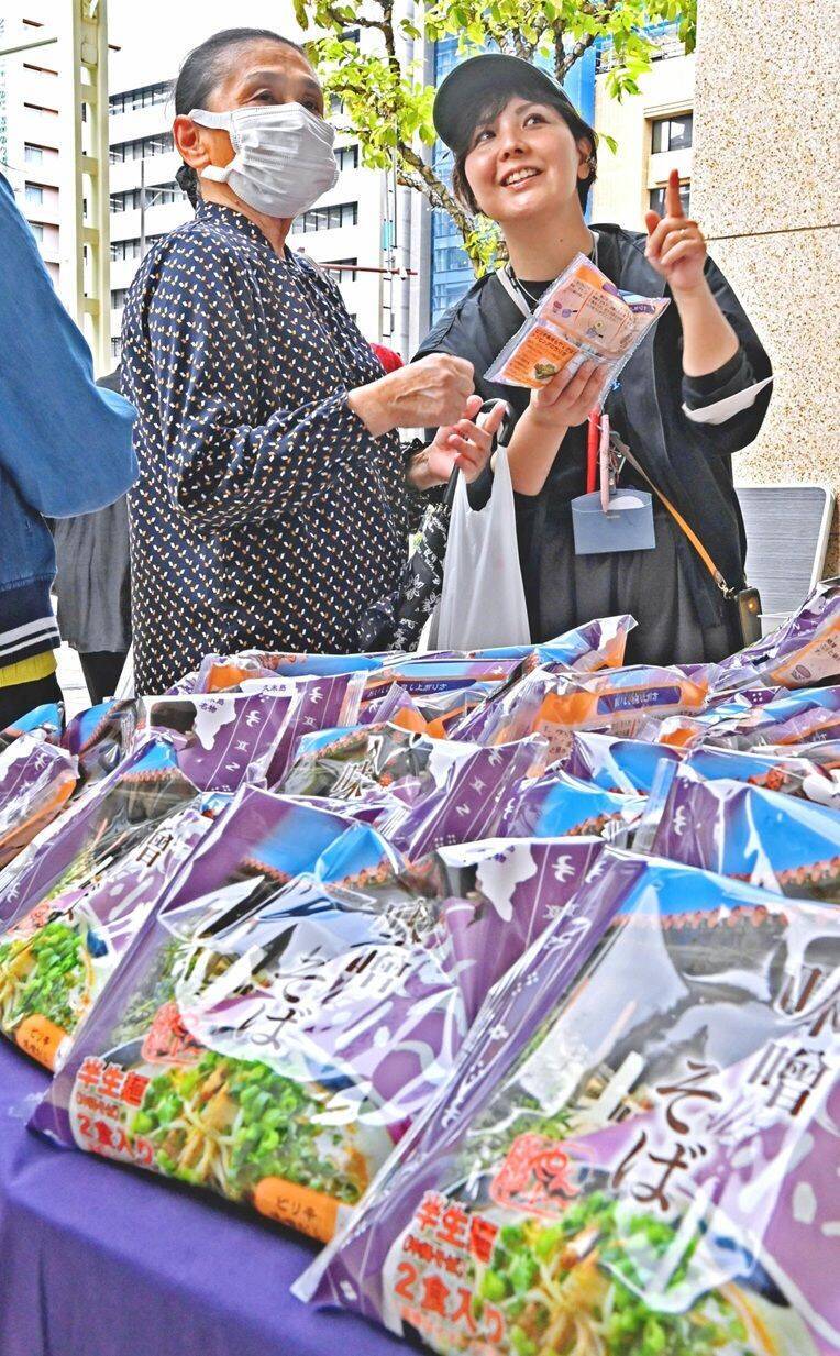 【写真特集】島味噌もやしそば・車エビの素揚げ・久米島紬　島の恵みが一堂に　那覇市で沖縄・久米島フェア