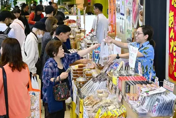 「【写真特集】島味噌もやしそば・車エビの素揚げ・久米島紬　島の恵みが一堂に　那覇市で沖縄・久米島フェア」の画像